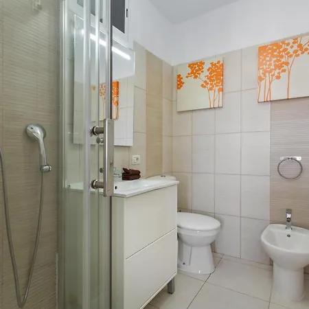 Lovely Cristianos לוס כריסטיאנוס